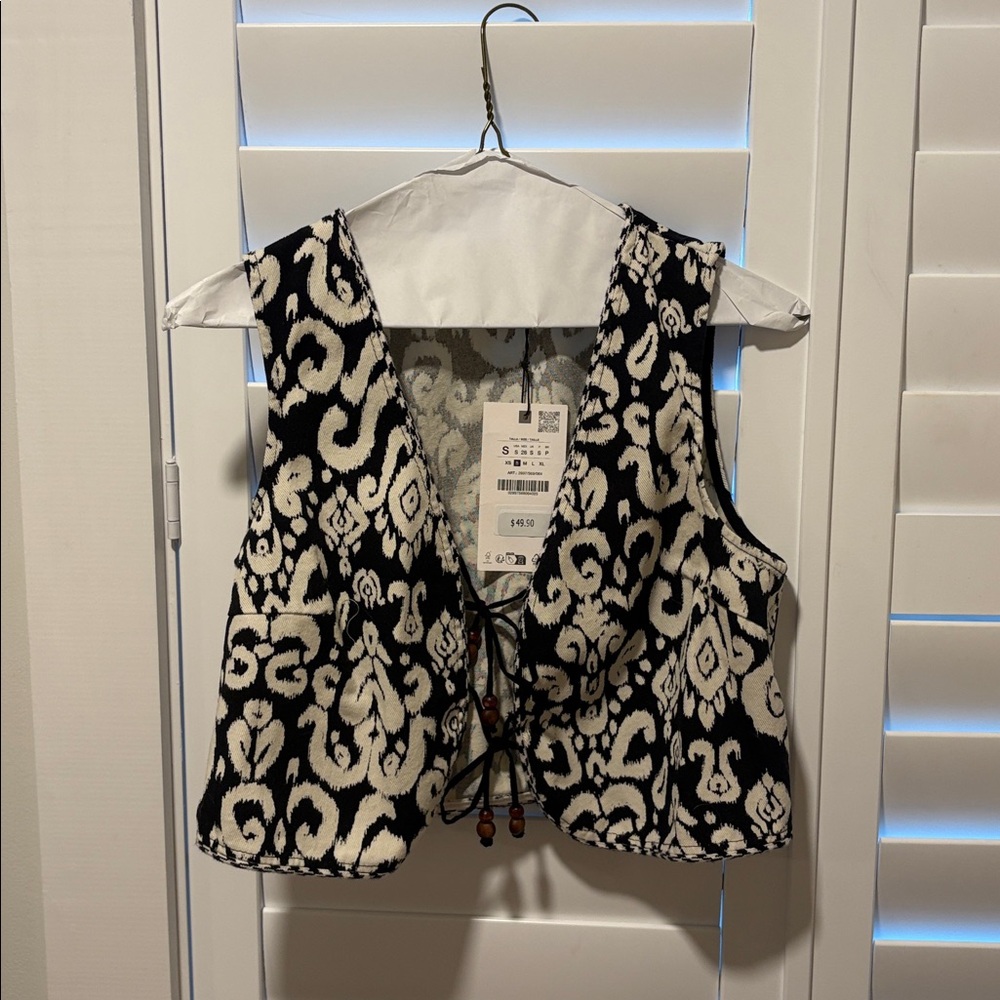 NWT Zara Black and White Patterned Crop Top